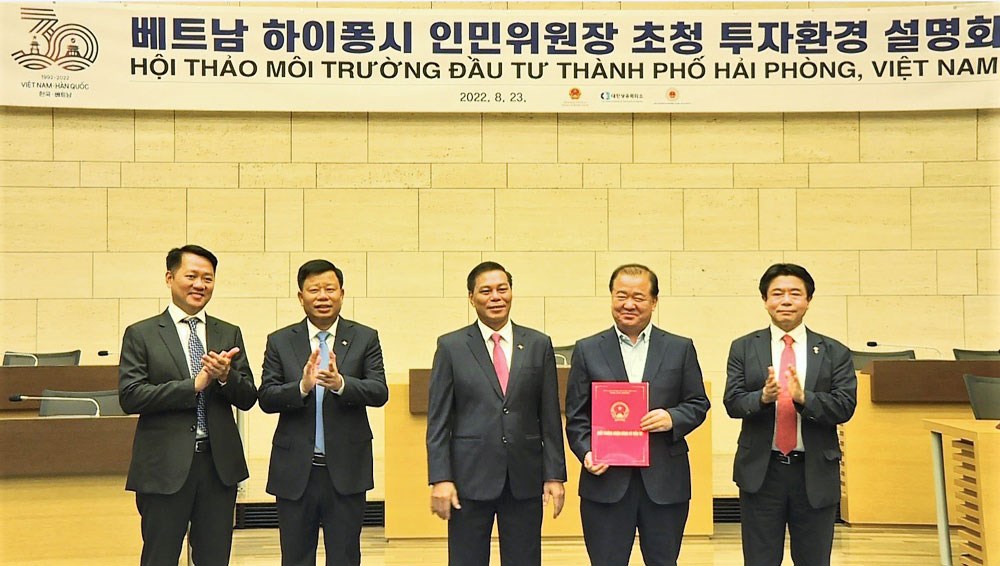 Ông Nguyễn Văn Tùng, Chủ tịch UBND TP.Hải Phòng trao Giấy chứng nhận đăng ký đầu tư cho các dự án cấp mới đến từ Hàn Quốc.