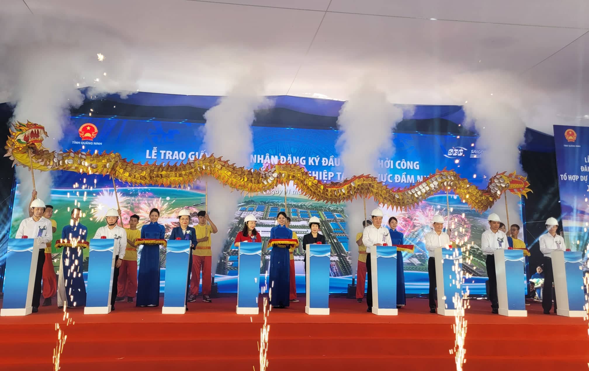 Các đại biểu nhấn nút khởi công Dự án Nhà máy sản xuất Điện tử Quảng Yên
