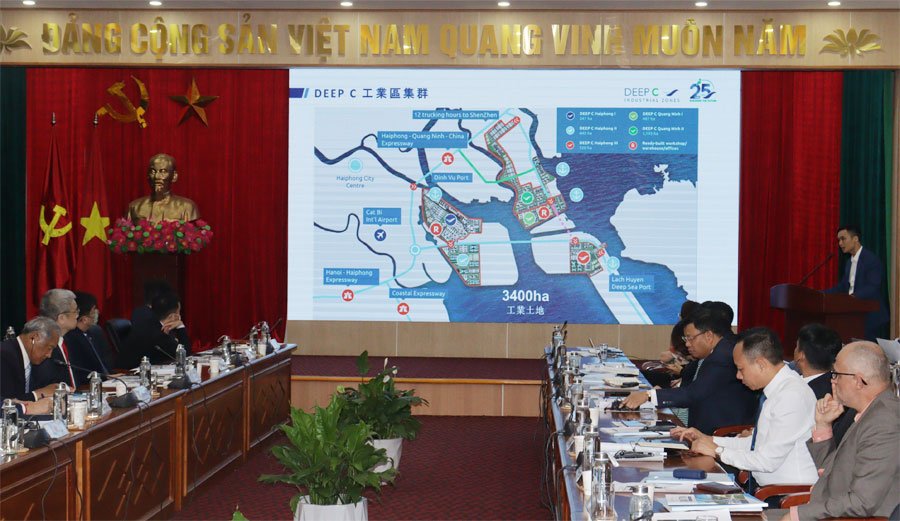 Đại diện Khu công nghiệp DEEP C giới thiệu về khu công nghiệp