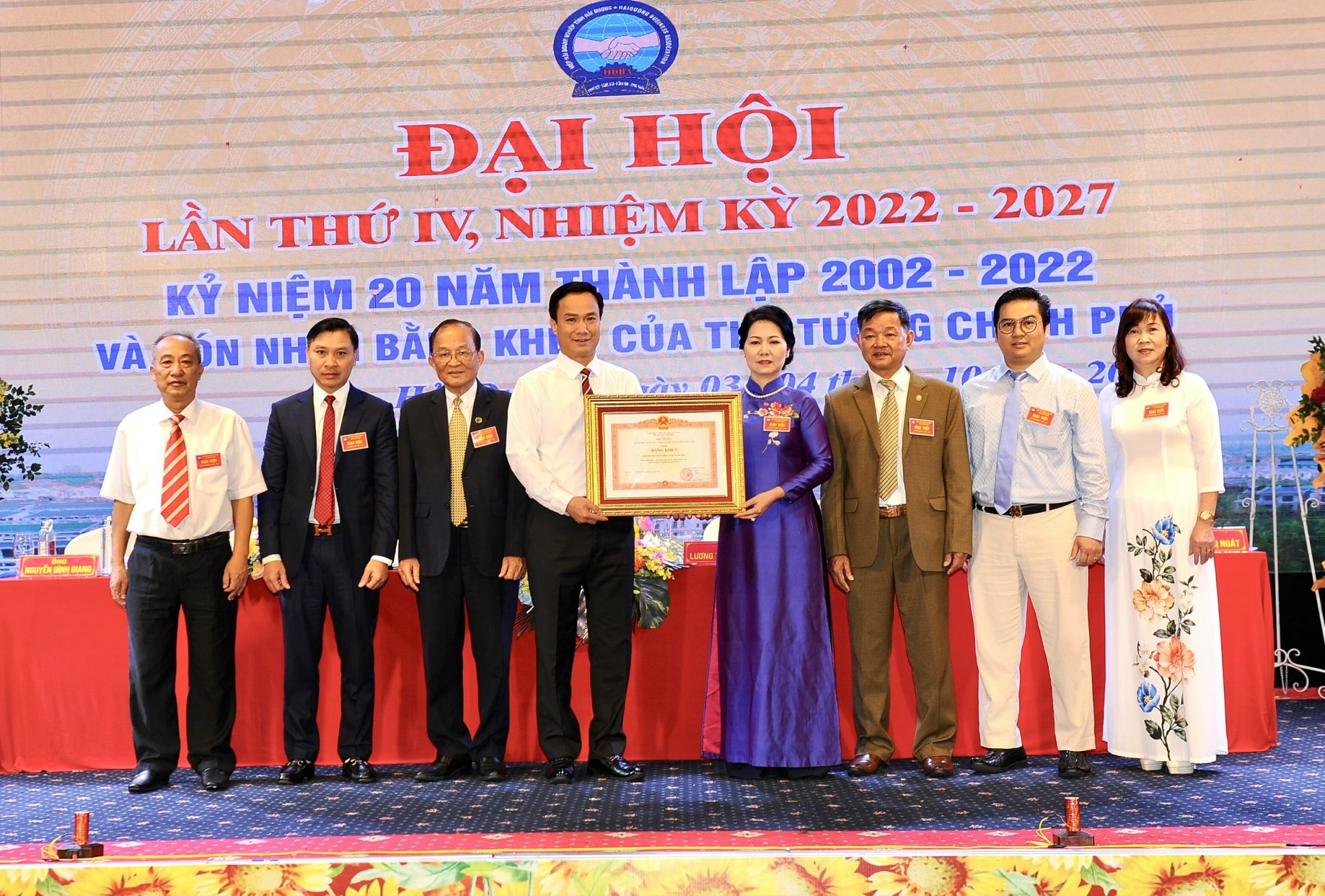 Ông Triệu Thế Hùng, Chủ tịch UBND tỉnh Hải Dương trao Bằng khen của Thủ tướng Chính phủ cho Hiệp hội doanh nghiệp tỉnh. Ảnh: Thành Chung