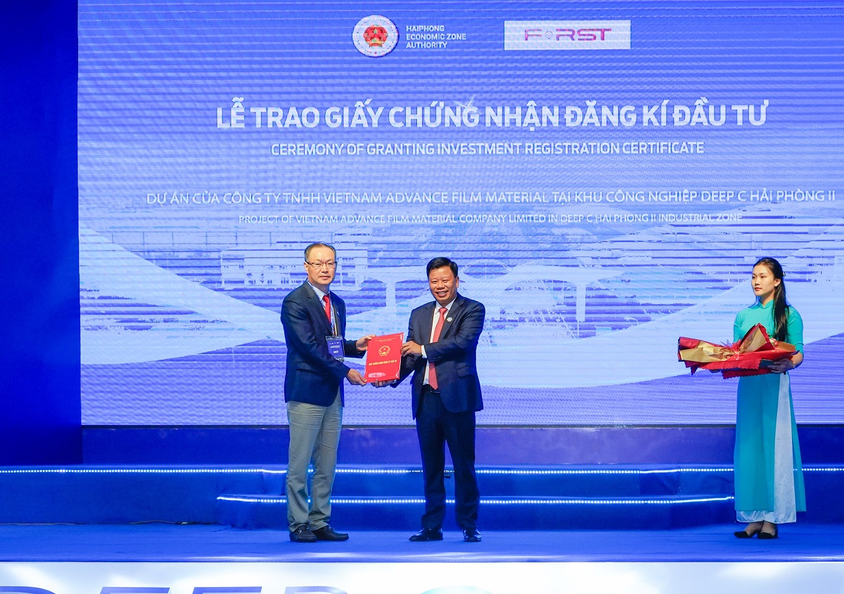 Ông Lê Trung Kiên, Trưởng ban Ban quản lý Khu kinh tế Hải Phòng đã trao Giấy chứng nhận đầu tư cho Dự án sản xuất màng bọc trong tấm pin quang điện có tổng vốn đầu tư 98 triệu USD do Công ty TNHH First Global Business làm chủ đầu tư tại KCN DEEP C ở Hải Phòng