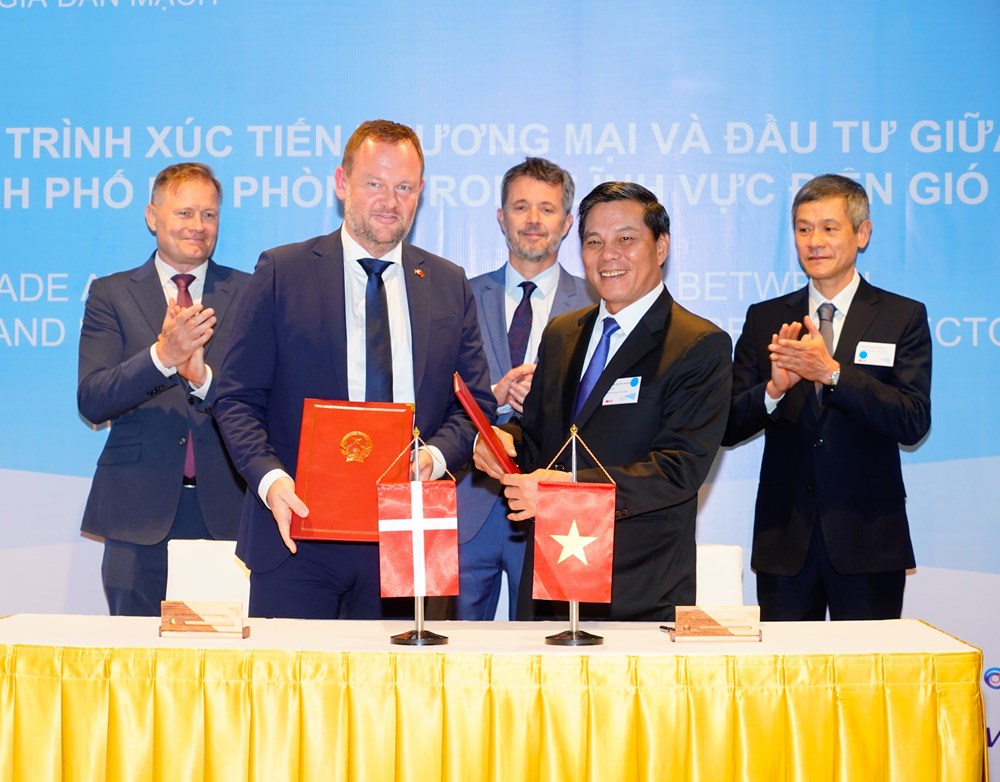 Lễ ký kết biên bản ghi nhớ hợp tác trong lĩnh vực năng lượng gió ngoài khơi giữa lãnh đạo UBND TP.Hải Phòng và chính quyền Thành phố Esbjerg (Đan Mạch). Ảnh: Đàm Thanh
