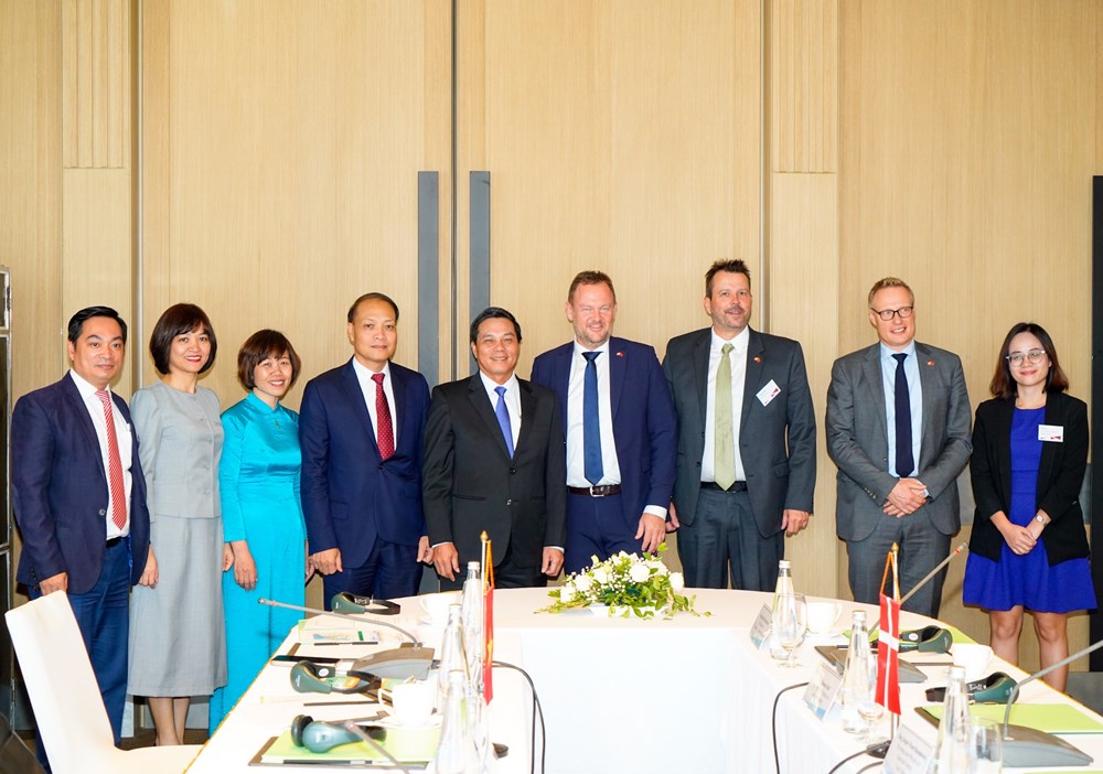 Ông Nguyễn Văn Tùng, Chủ tịch UBND TP.Hải Phòng tiếp ông  Jesper Frost Ramussen, Thị trưởng thành phố Esbjerg (Đan Mạch). Ảnh: Đàm Thanh