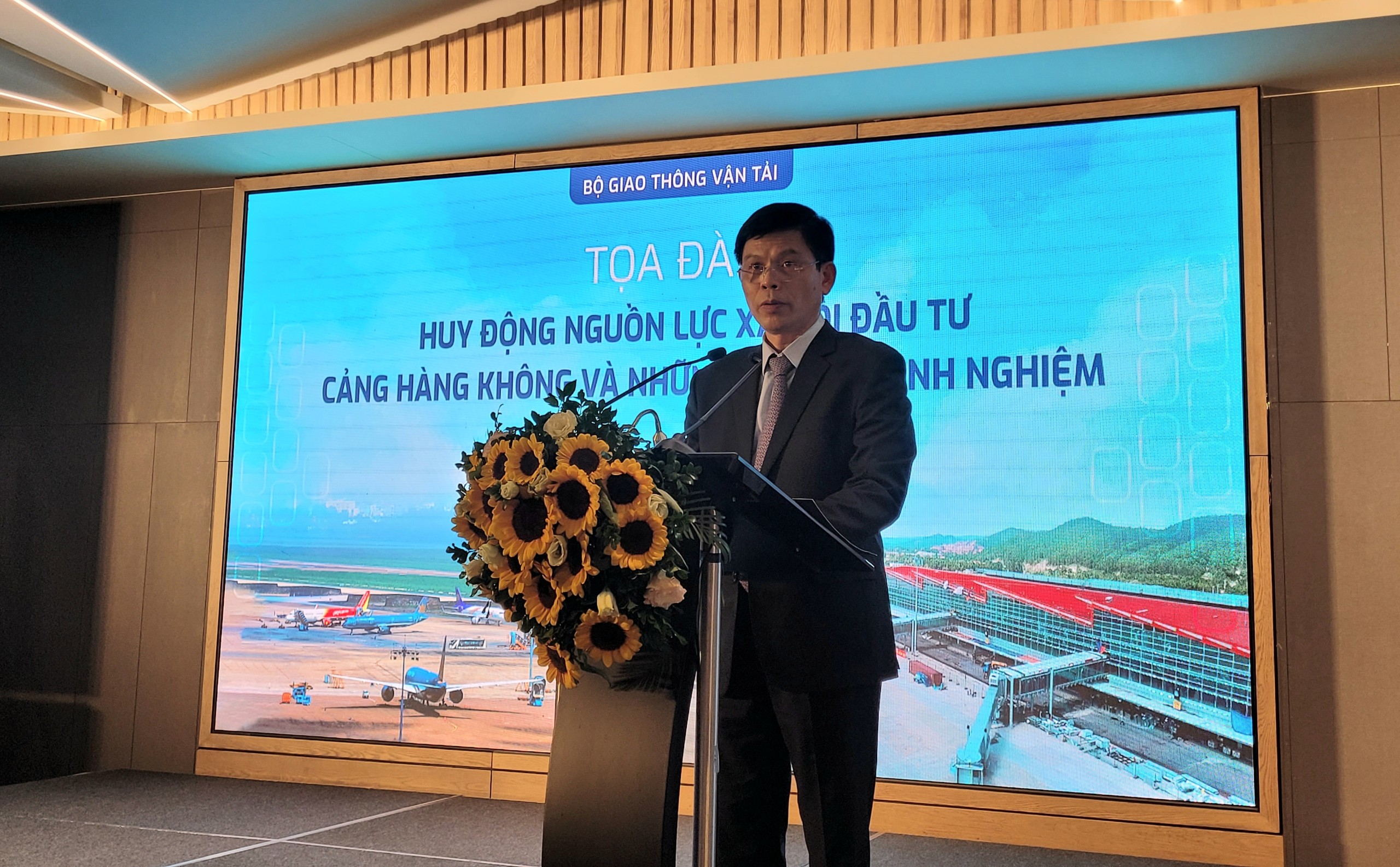Ông Lê Anh Tuấn, Thứ trưởng Bộ GTVT phát biểu khai mạc Tọa đàm