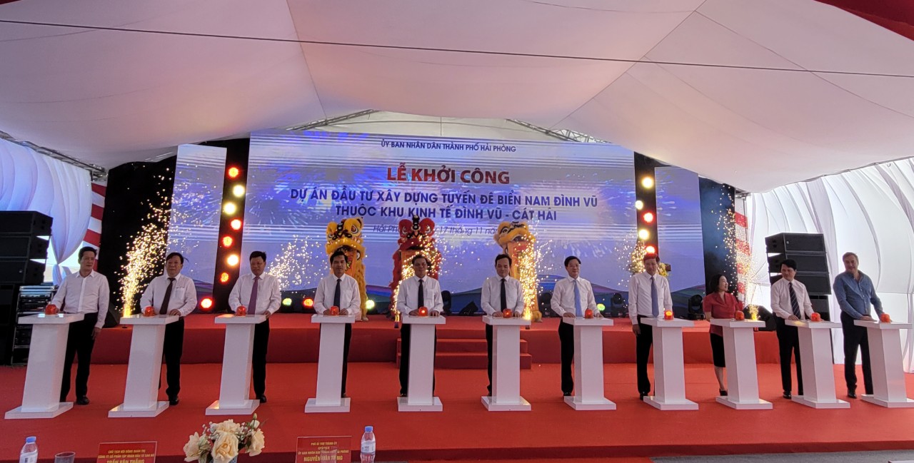 Các đại biểu nhấn nút khởi công Dự án xây dựng Tuyến đê biển Nam Đình Vũ. Ảnh: Thanh Sơn