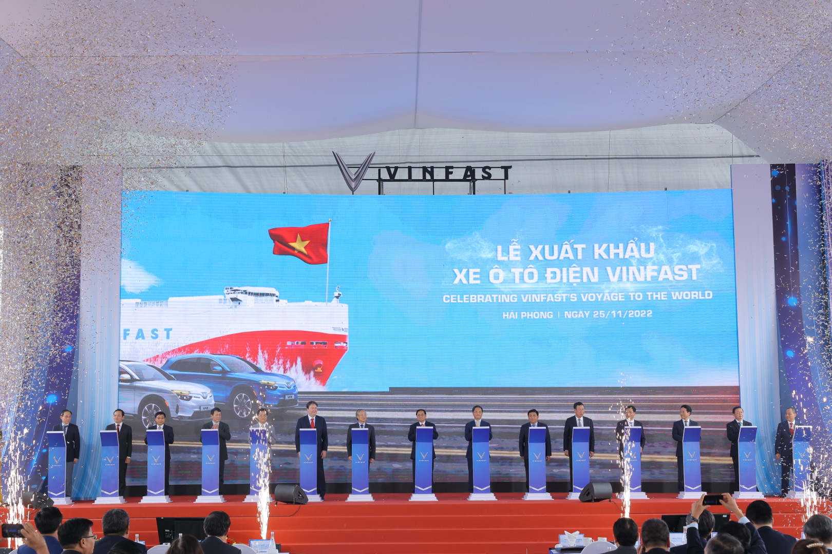 Các đại biểu nhấn nút lễ xuất khẩu lô xe VF8 sang Mỹ