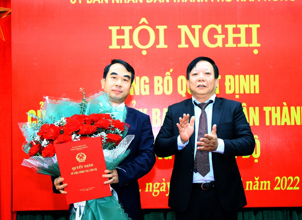 Ông Nguyễn Đức Thọ, Phó Chủ tịch UBND TP.Hải Phòng trao Quyết định và tặng hoa chúc mừng ông Nguyễn Minh Tuấn tân Phó Giám đốc Sở GTVT Hải Phòng. Ảnh: Đàm Thanh