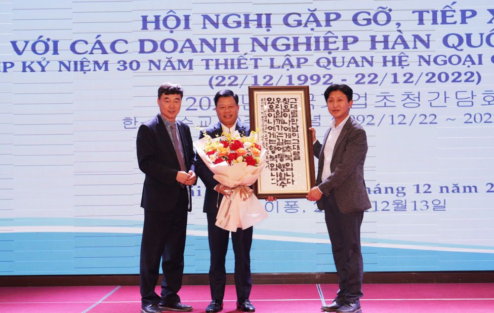 Hiệp hội doanh nghiệp Hàn Quốc tặng quà chúc mừng 30 năm thiết lập quan hệ ngoại giao Việt Nam - Hàn Quốc và cảm ơn các lãnh đạo thành phố đã luôn quan tâm, đồng hành cùng các doanh nghiệp Hàn Quốc trong quá trình đầu tư tại Hải Phòng