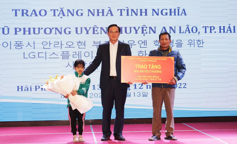 Ông Suk Myung Su, Tổng giám đốc Công ty TNHH LG Display Việt Nam Hải Phòng trao nhà tình nghĩa cho em Vũ Phương Uyên, học sinh lớp 2D trường Tiểu học Trường Sơn, huyện An Lão, TP.Hải Phòng