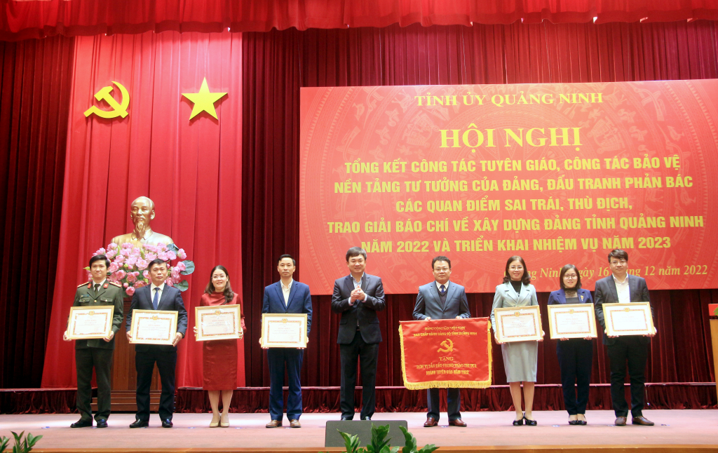 Ông Ngô Hoàng Ngân, Phó Bí thư Thường trực Tỉnh ủy Quảng Ninh trao Cờ và Bằng khen của Ban Thường vụ Tỉnh ủy cho các tập thể có thành tích xuất sắc trong phong trào thi đua ngành Tuyên giáo năm 2022