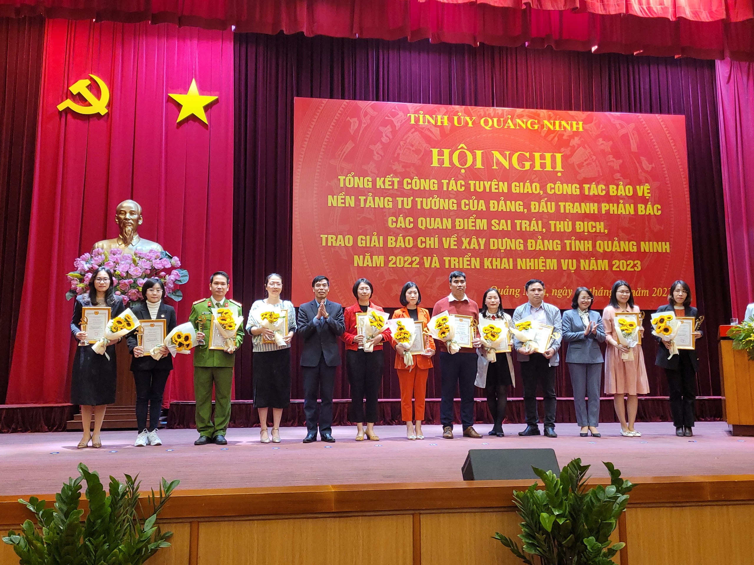 Đại diện phóng viên báo Đầu tư - Văn phòng đại diện Hải Phòng (thứ 2 từ bên trái) nhận Giải Khuyến khích với tác phẩm “Quảng Ninh- Không ai bị bỏ lại phía sau: Chuyện ở Kỳ Thượng”