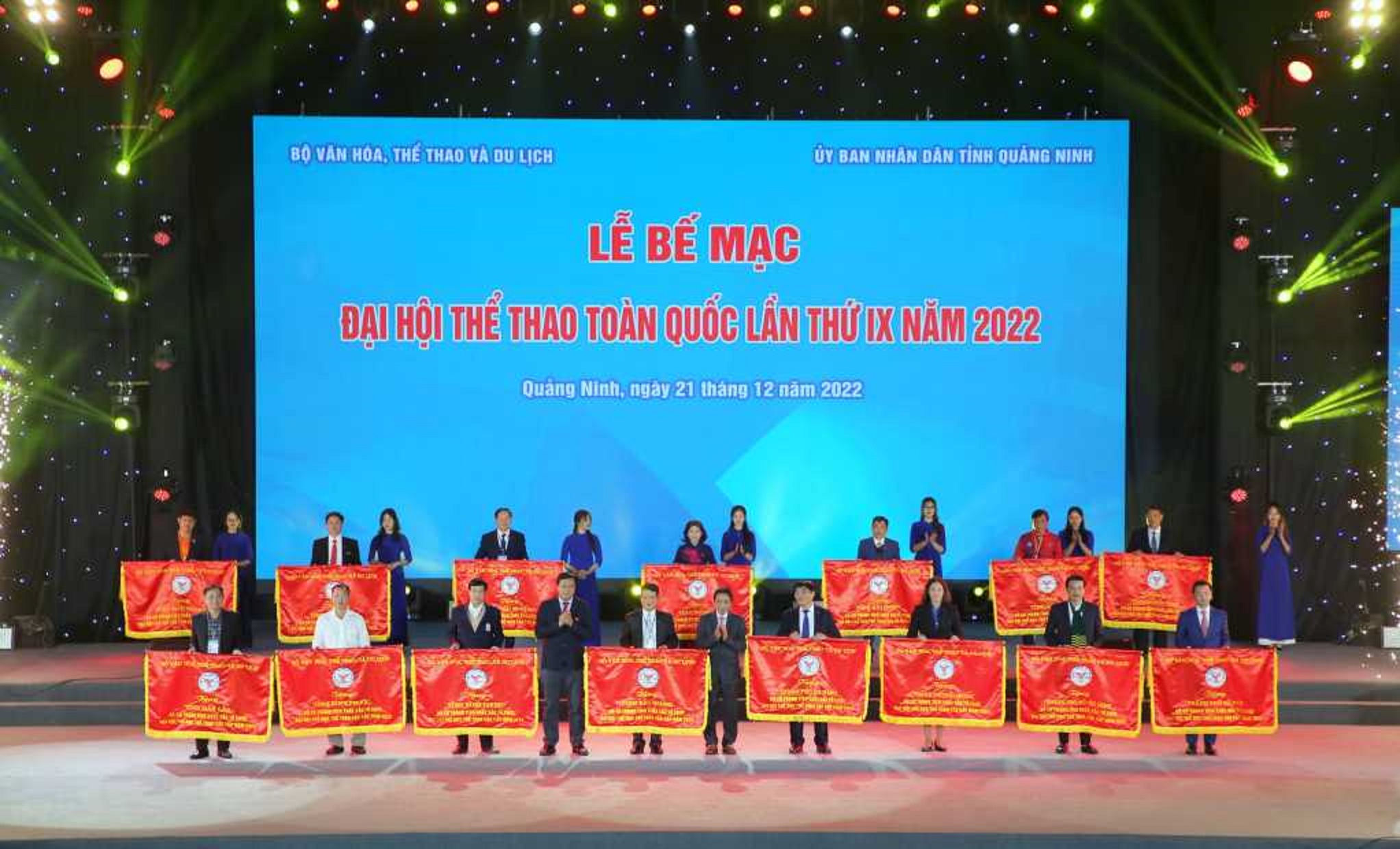 Bộ trưởng Bộ Văn hóa, Thể thao và Du lịch đã tặng thưởng Cờ cho 15 địa phương có thành tích xuất sắc trong công tác tổ chức Đại hội Thể dục thể thao các cấp