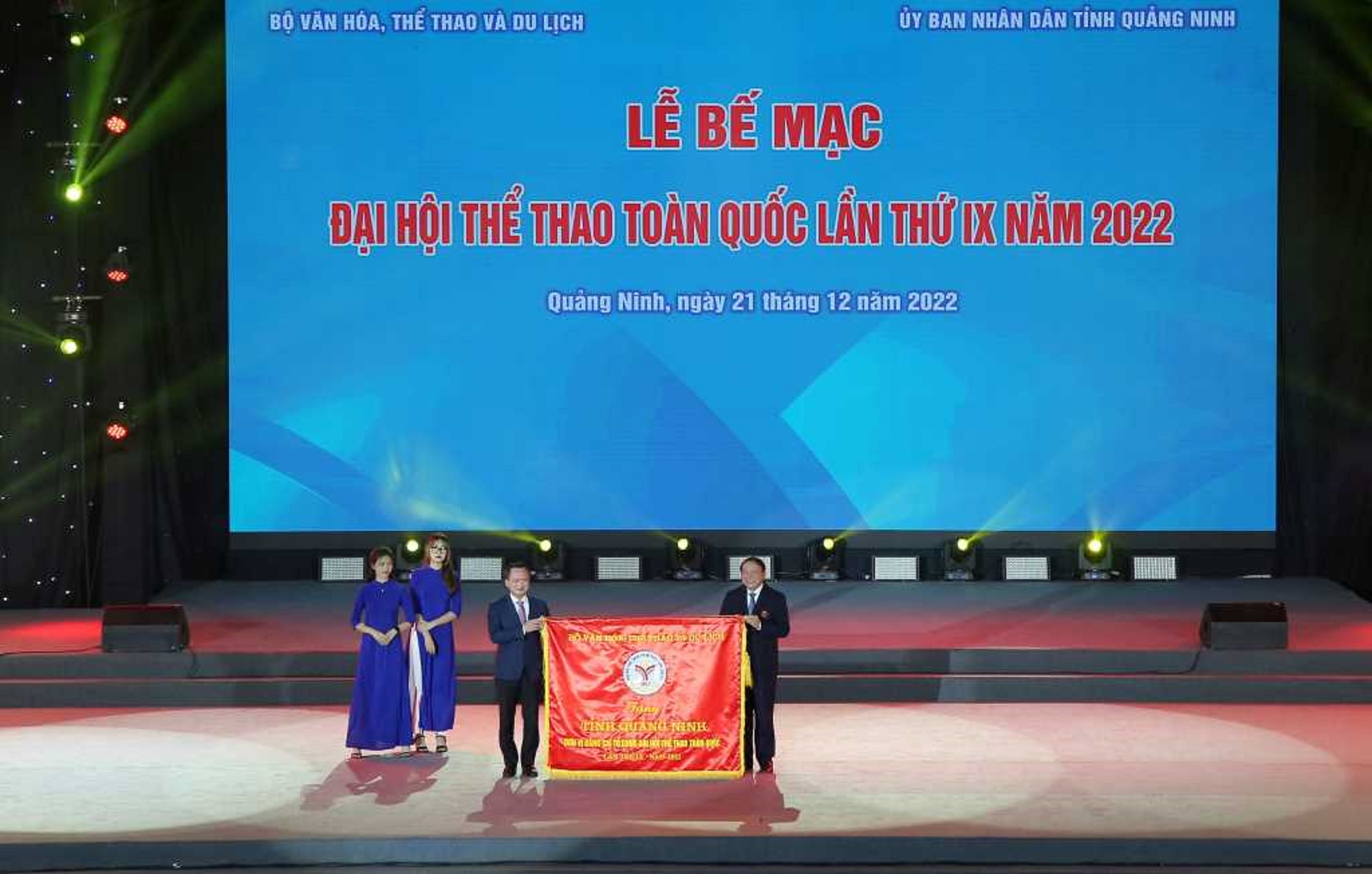 Ông Cao Tường Huy, Quyền Chủ tịch UBND tỉnh Quảng Ninh nhận cờ lưu niệm của Bộ Văn hóa, Thể thao và Du lịch