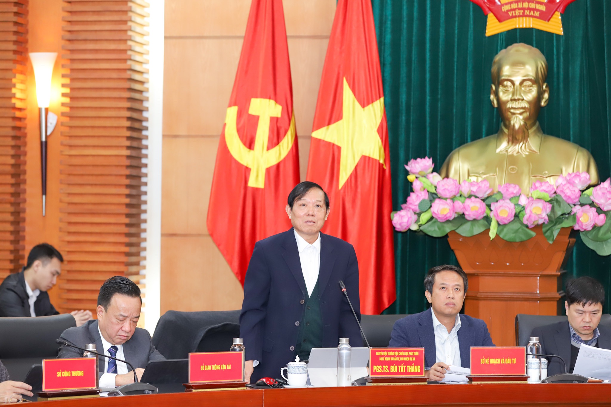 PGS.TS Bùi Tất Thắng, Nghiên cứu viên cao cấp, nguyên Viện Trưởng Viện Chiến lược phát triển (Bộ Kế hoạch và Đầu tư), Chủ nhiệm Dự án lập quy hoạch thành phố Hải Phòng