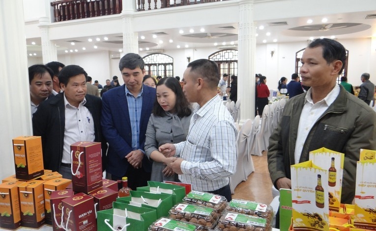 Các chủ thể giới thiệu sản phẩm tham gia đánh giá, xếp hạng sản phẩm OCOP đợt 2 năm 2022. Ảnh: NP