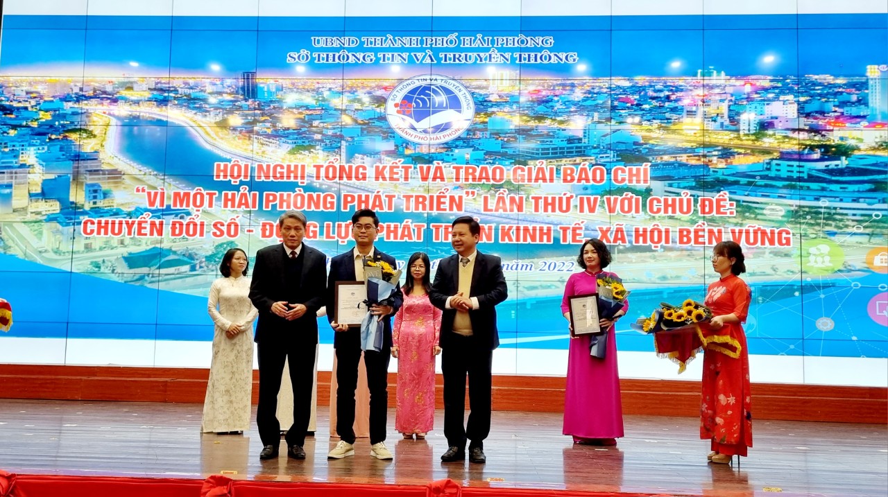 Phóng viên Thanh Sơn, Báo Đầu tư, VPĐD tại Hải Phòng đạt giải C với tác phẩm “Hải Phòng đưa chuyển đổi số vào đời sống xã hội”. Ảnh: Thanh Tân