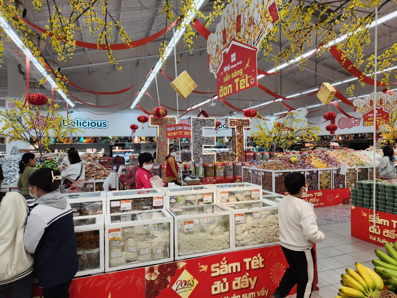 Mặt hàng kẹo, mứt được bày bán phục vụ dịp Tết. Ảnh: Quỳnh Nga 