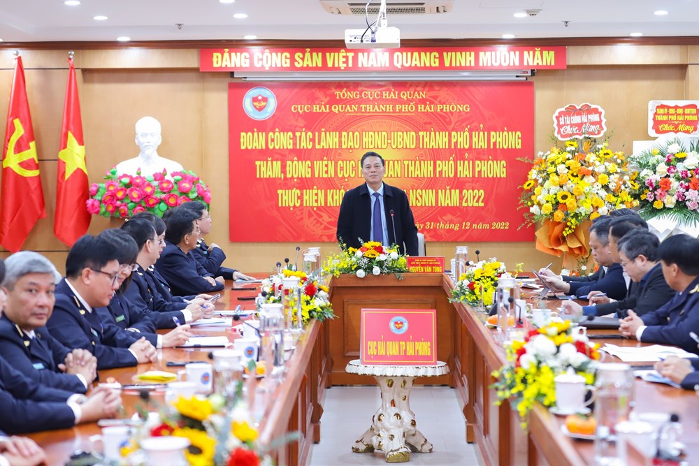 Ông Nguyễn Văn Tùng, Chủ tịch UBND TP. Hải Phòng ghi nhận kết quả các đơn vị