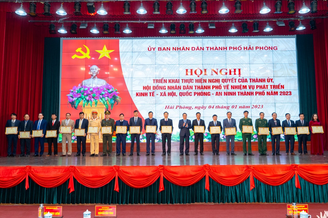Chủ tịch UBND thành phố tặng bằng khen cho 78 tập thể và 140 cá nhân có thành tích xuất sắc trong công tác giải phóng mặt bằng 