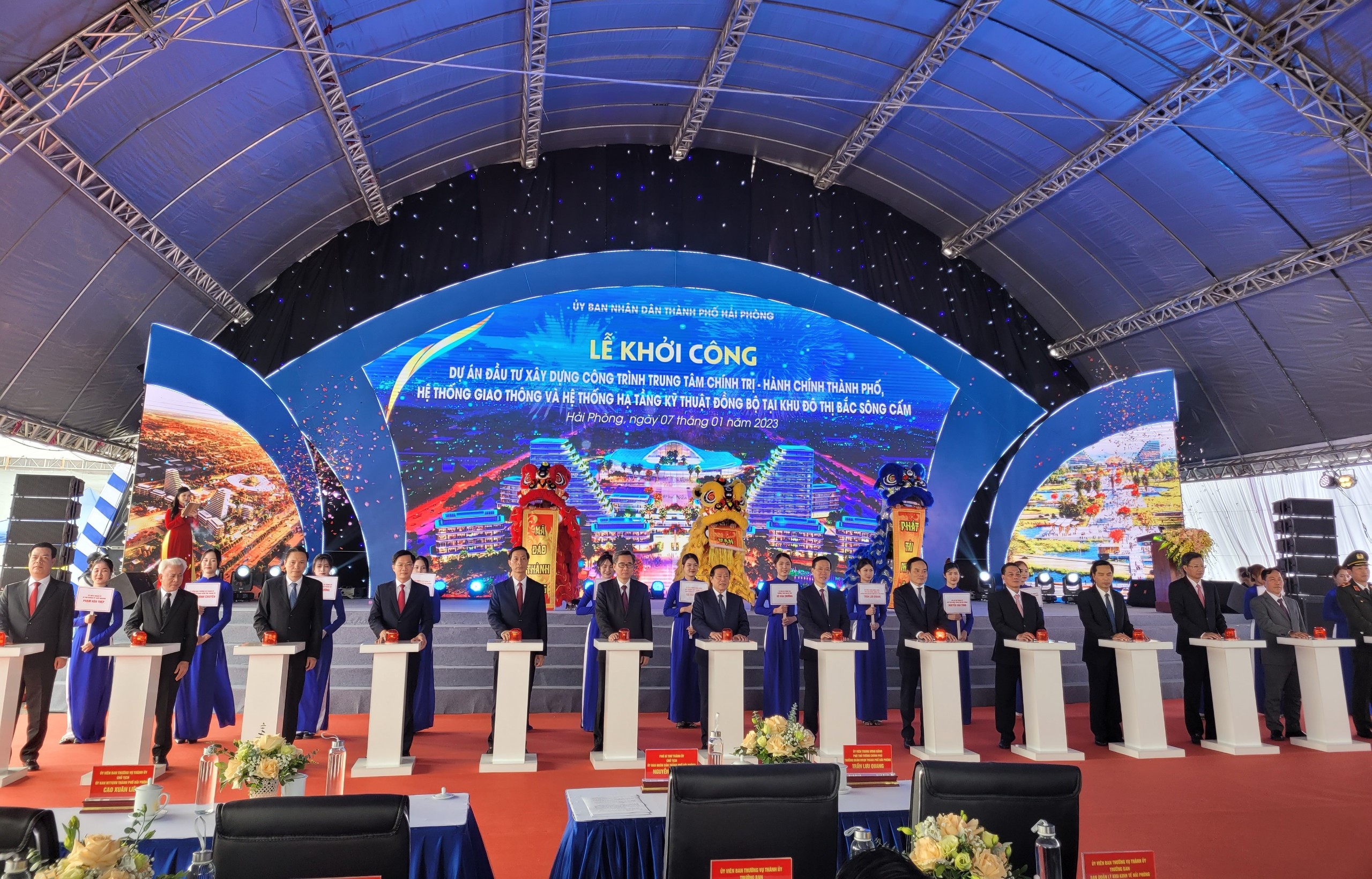 Các đại biểu bấm nút khởi công Dự án Trung tâm Chính trị - Hành chính Bắc sông Cấm.