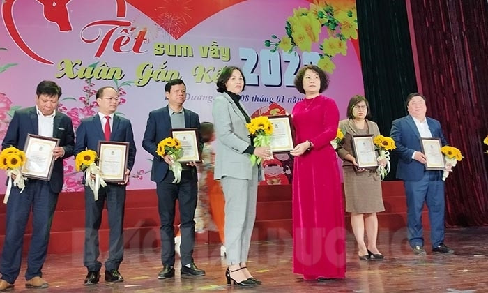 Lãnh đạo Liên đoàn Lao động tỉnh tuyên dương các doanh nghiệp đã đồng hành cùng tổ chức công đoàn chăm lo cho công nhân hoàn cảnh khó khăn. Ảnh: baohaiduong.vn
