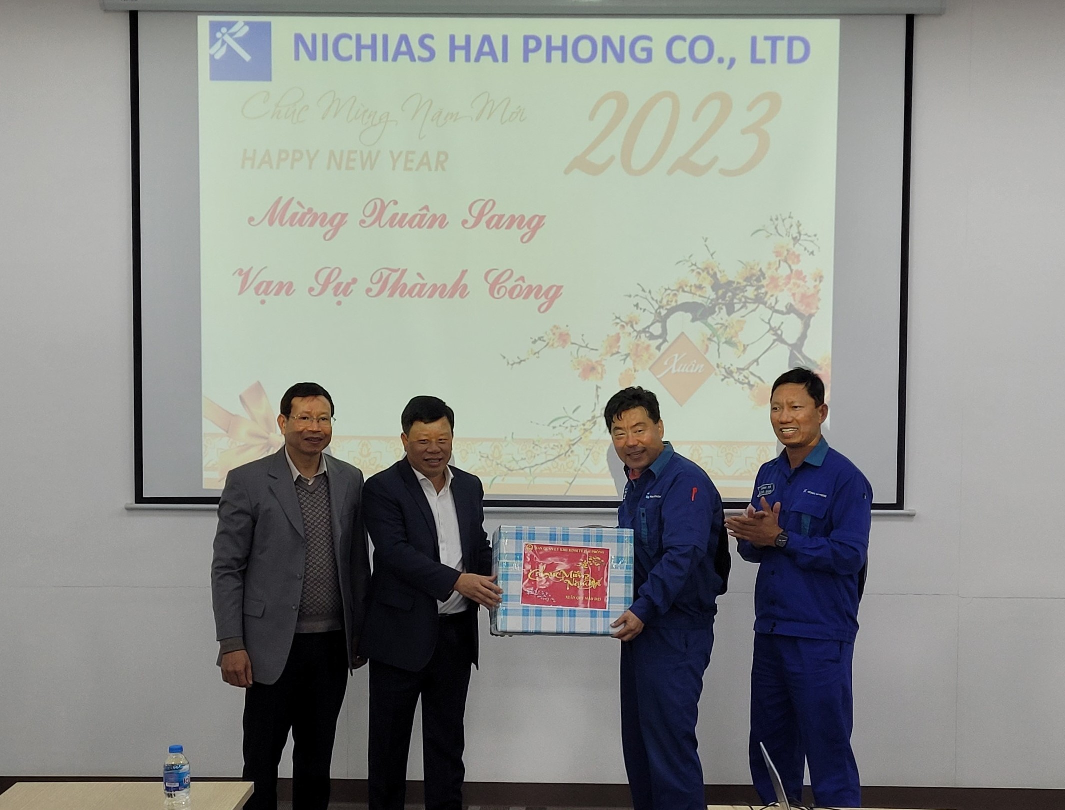 Ông Lê Trung Kiên,Trưởng Ban Quản lý Khu kinh tế Hải Phòng tặng quà đại diện lãnh đạo Công ty TNHH Nichias Hải Phòng. Ảnh: Thanh Sơn