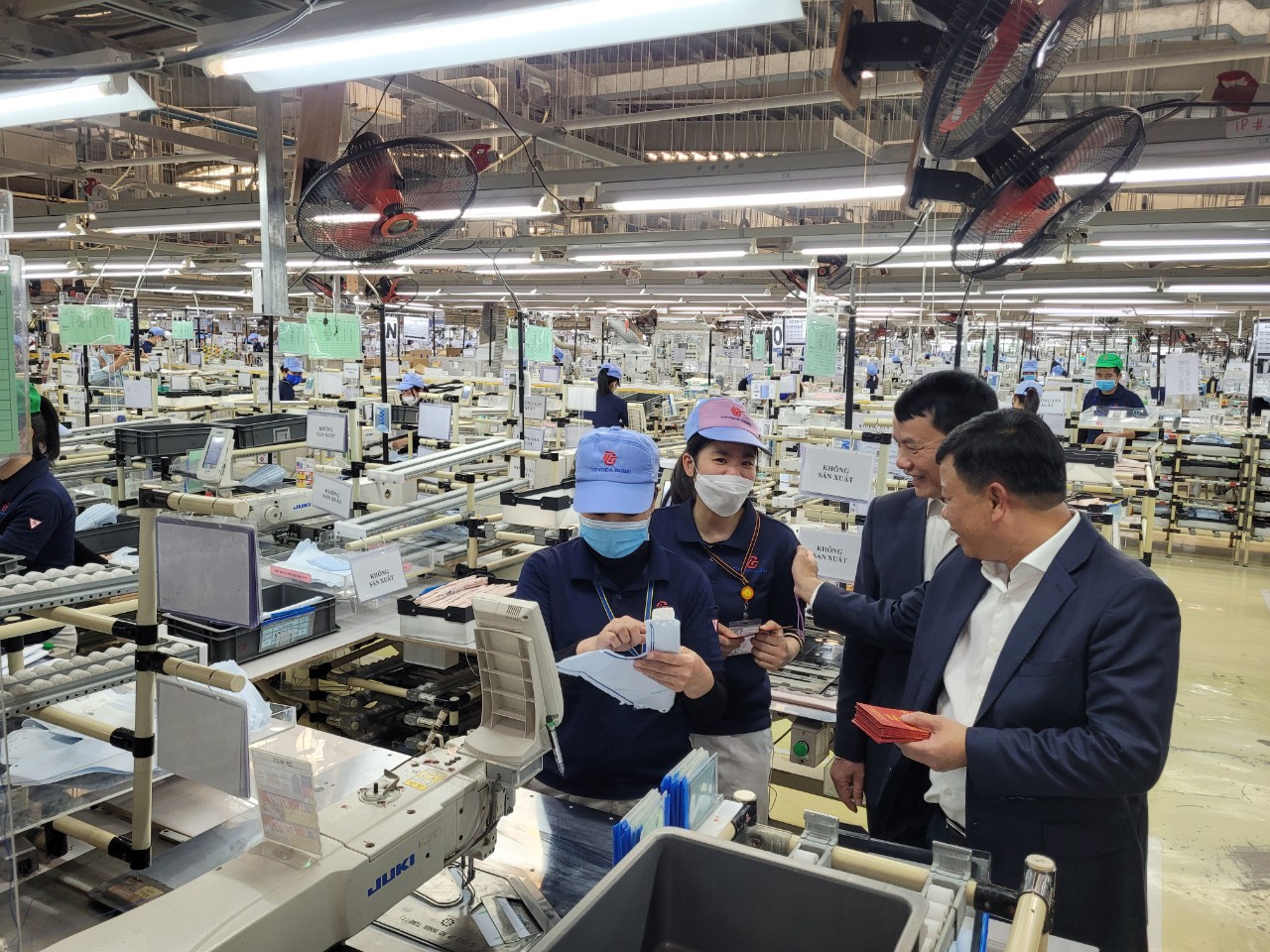 Ông Lê Trung Kiên, Trưởng ban Ban Quản lý Khu kinh tế Hải Phòng lì xì người lao động Công ty TNHH Toyoda Gosei. Ảnh: Thanh Sơn