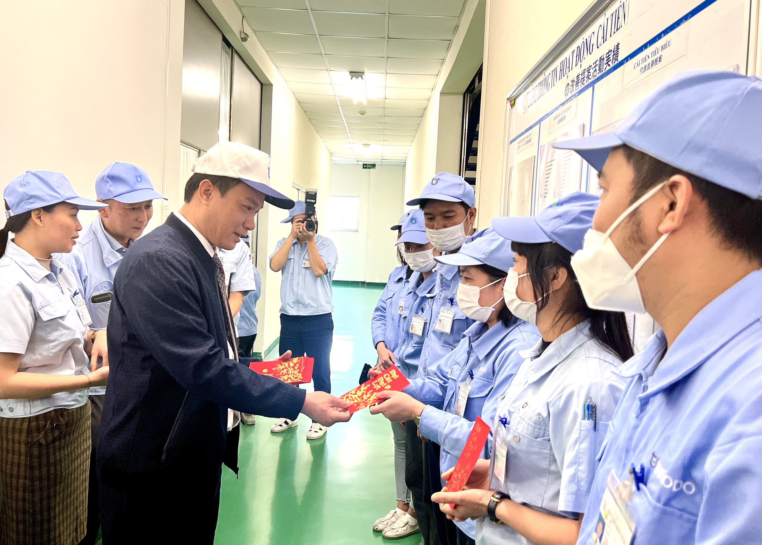 Ông Triệu Thế Hùng, Chủ tịch UBND tỉnh Hải Dương lì xì công nhân Công ty TNHH Taishodo Việt Nam. Ảnh: NM