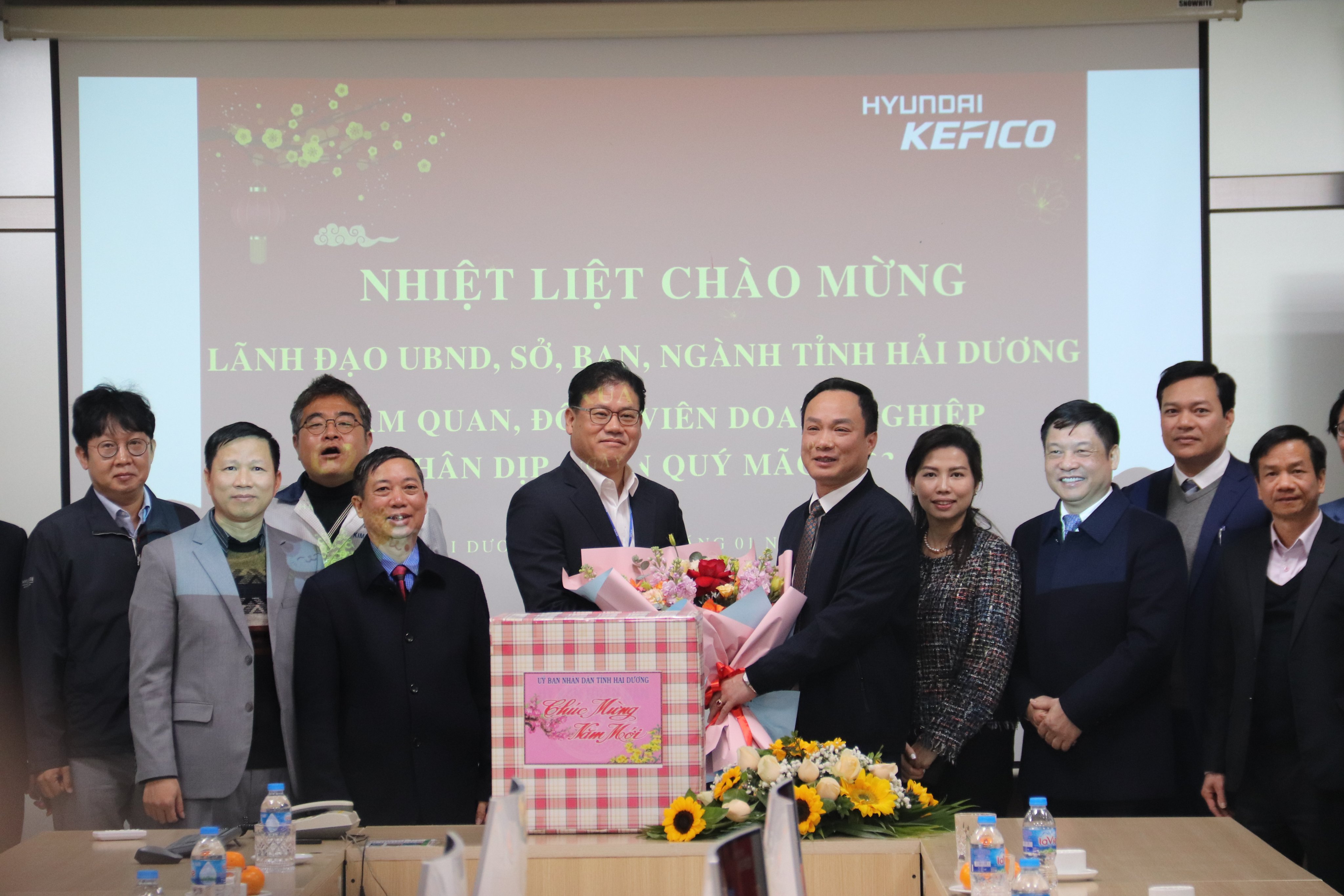 Ông Triệu Thế Hùng, Chủ tịch UBND tỉnh Hải Dương tặng quà Công ty TNHH Huyndai Kefico Việt Nam nhân dịp đầu xuân Quý Mão. Ảnh: NM
