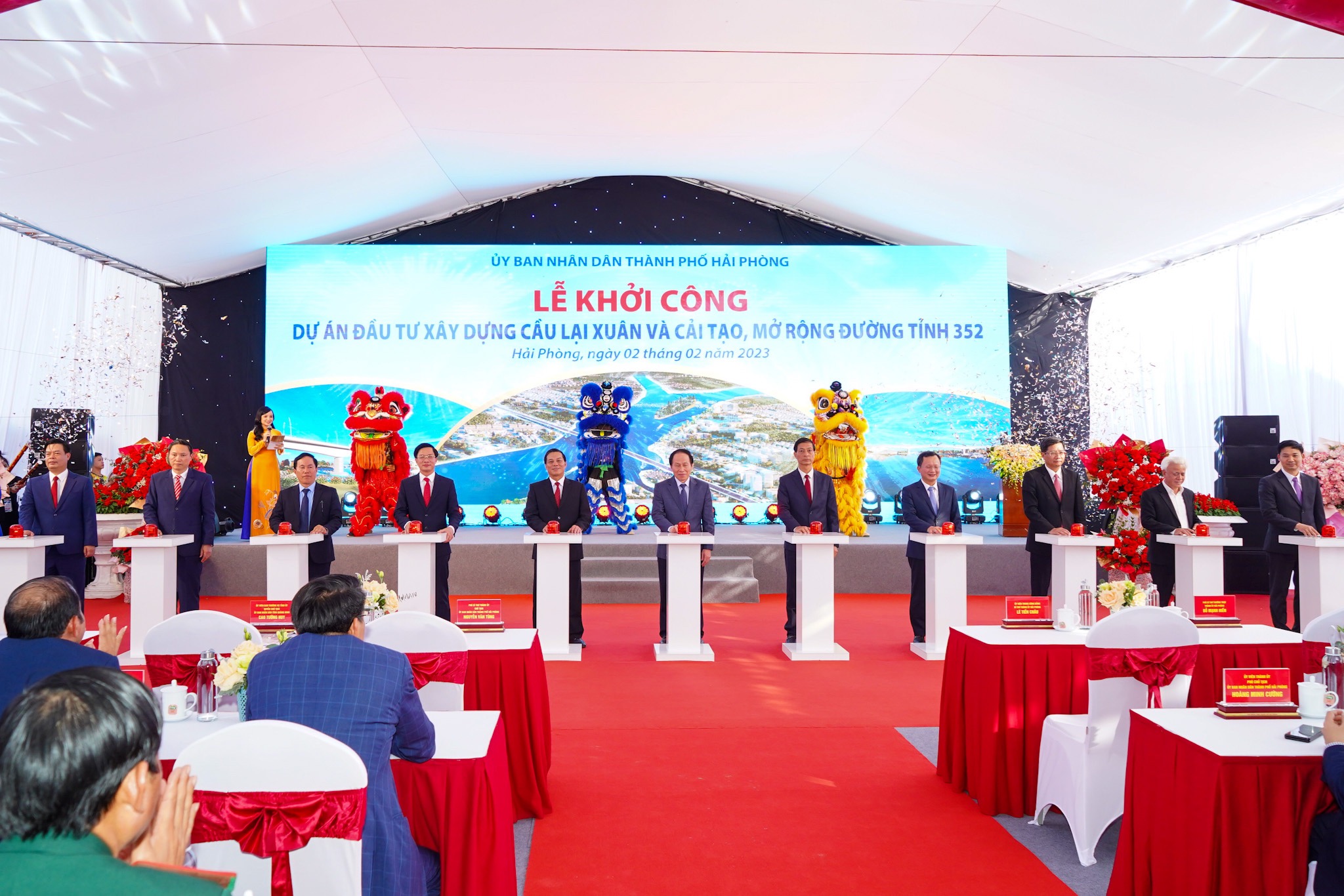 Lãnh đạo TP.Hải Phòng và tỉnh Quảng Ninh nhấn nút khởi công Dự án. Ảnh: Thanh Sơn