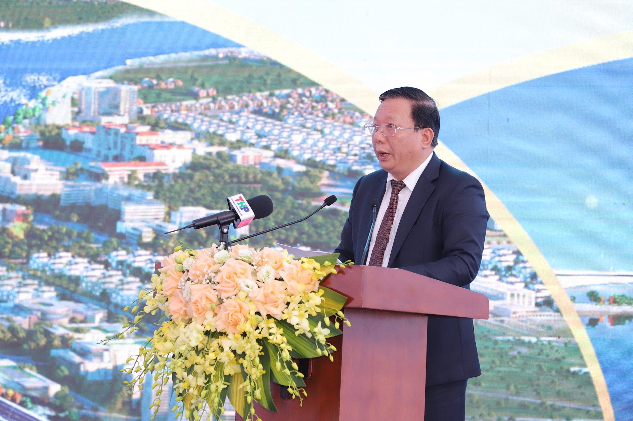 Ông Nguyễn Đức Thọ, Phó Chủ tịch UBND TP.Hải Phòng phát biểu chỉ đạo và phát lệnh khởi công xây dựng Dự án. Ảnh: Thanh Sơn