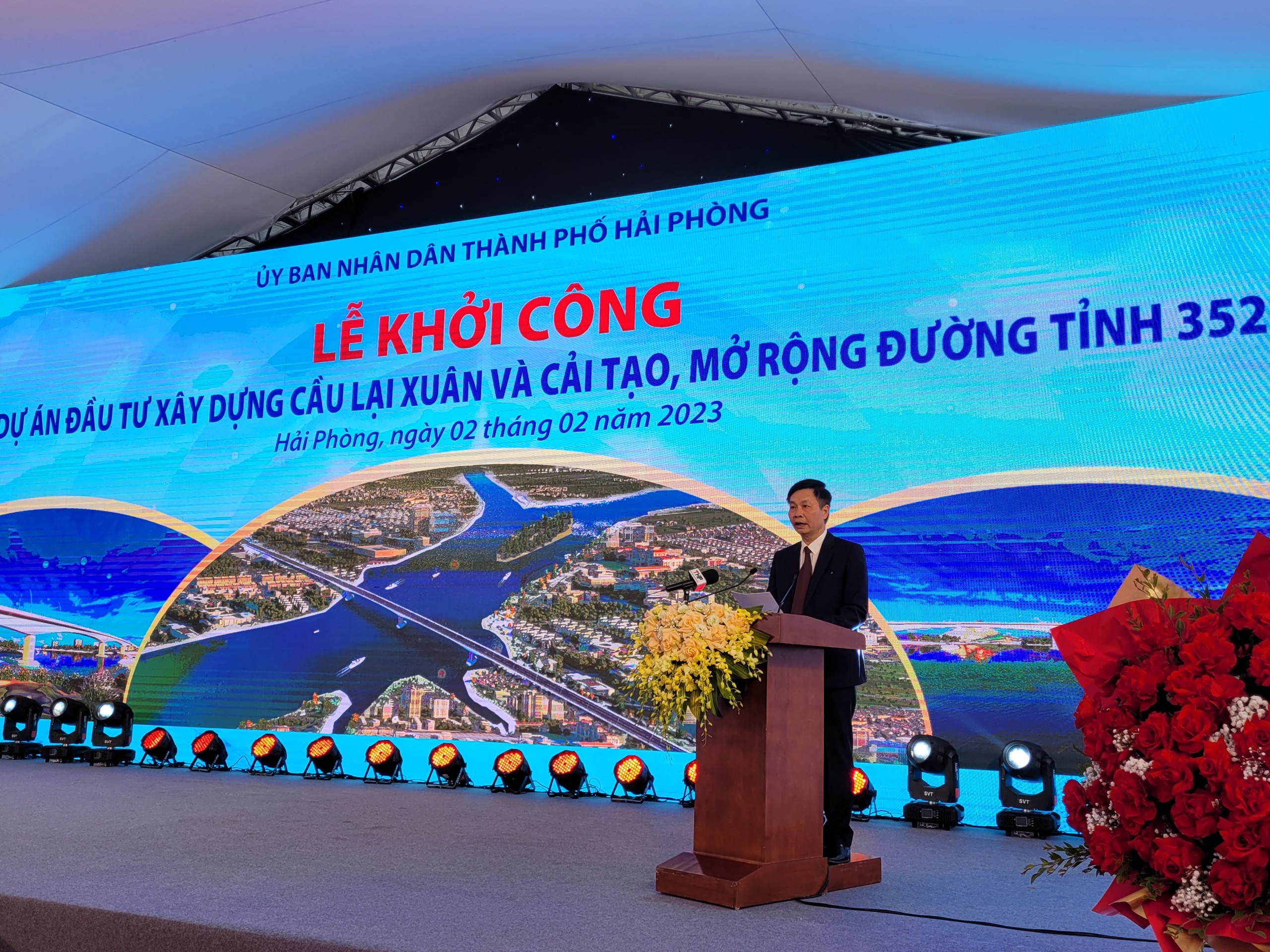 Ông Đỗ Tuấn Anh, Tổng giám đốc Ban Quản lý Dự án Đầu tư xây dựng các công trình giao thông Hải Phòng báo cáo về Dự án. Ảnh: Thanh Sơn
