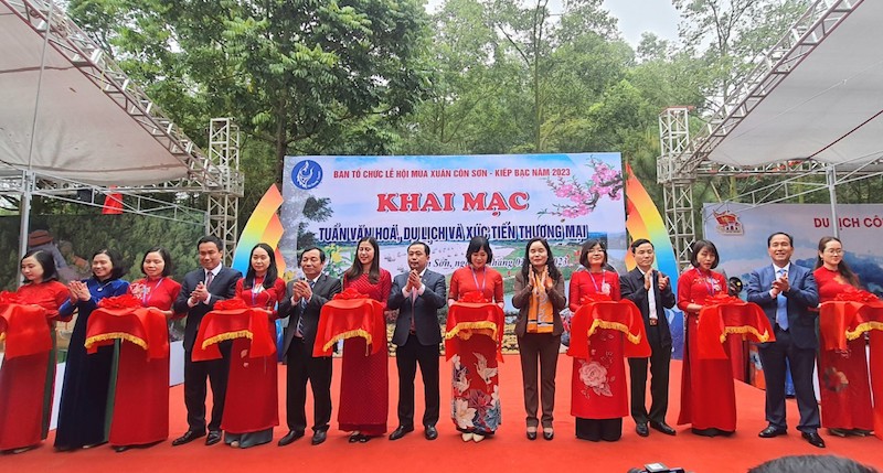 Các đại biểu cắt băng khai mạc tuần Văn hoá, Du lịch và Xúc tiến thương mại năm 2023. Ảnh: Thành Chung