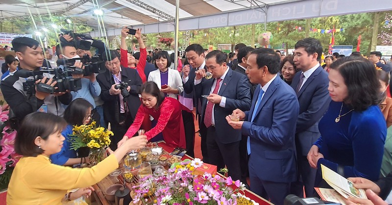 Lãnh đạo tỉnh thăm quan và thưởng thức trà sen được giới thiệu tại Tuần Văn Tuần Văn hoá, Du lịch và Xúc tiến thương mại năm 2023. Ảnh: Thành Chung
