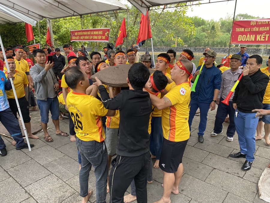 Trong khuôn khổ lễ hội đã diễn ra Lễ rước nước, Liên hoan pháo đất. Ảnh: Thành Chung