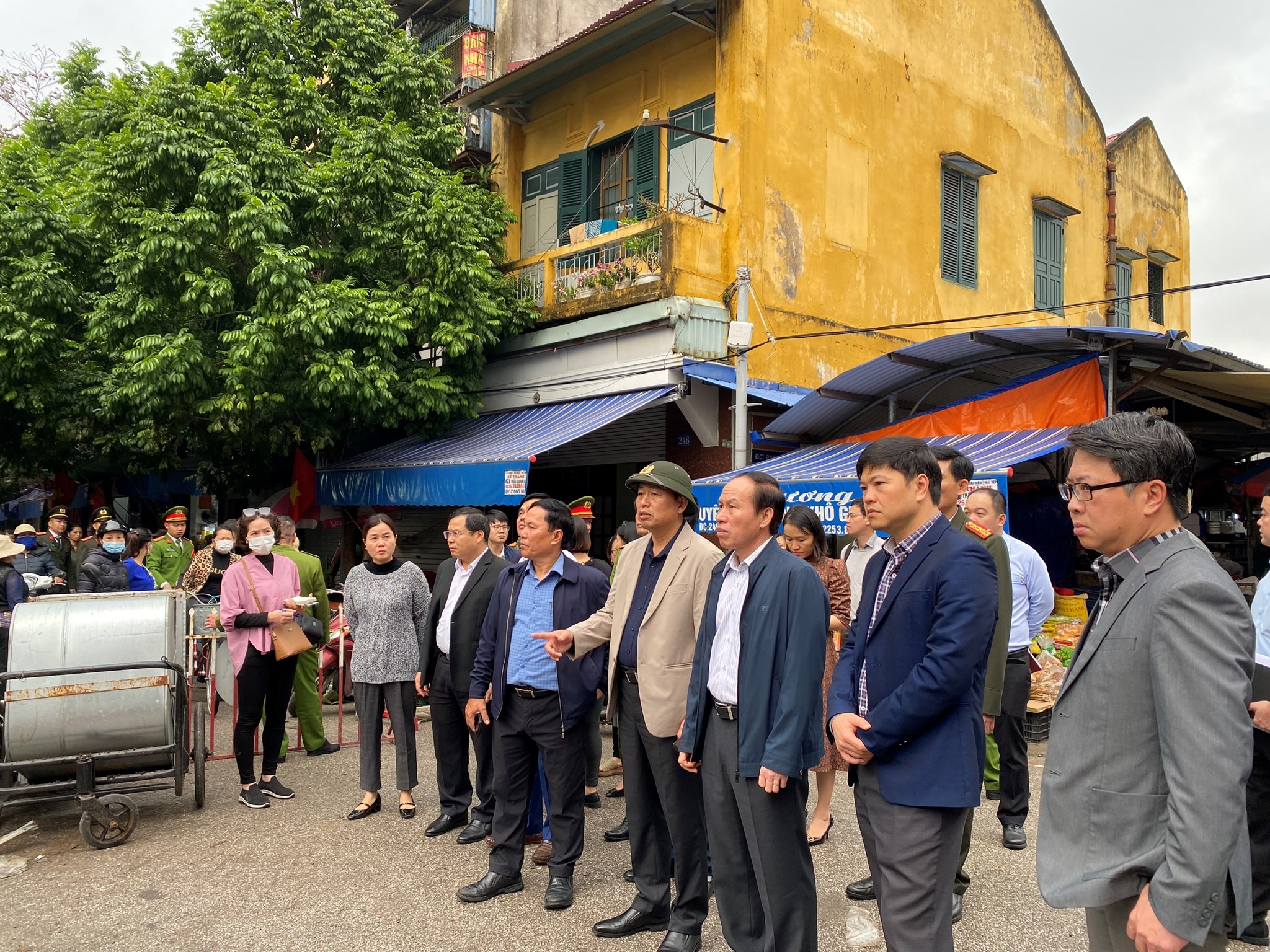 Ông Lê Tiến Châu, Bí thư Thành uỷ Hải Phòng cùng lãnh đạo UBND Thành phố, các ngành và địa phương kiểm tra hiện trường vụ cháy Chợ Tam Bạc