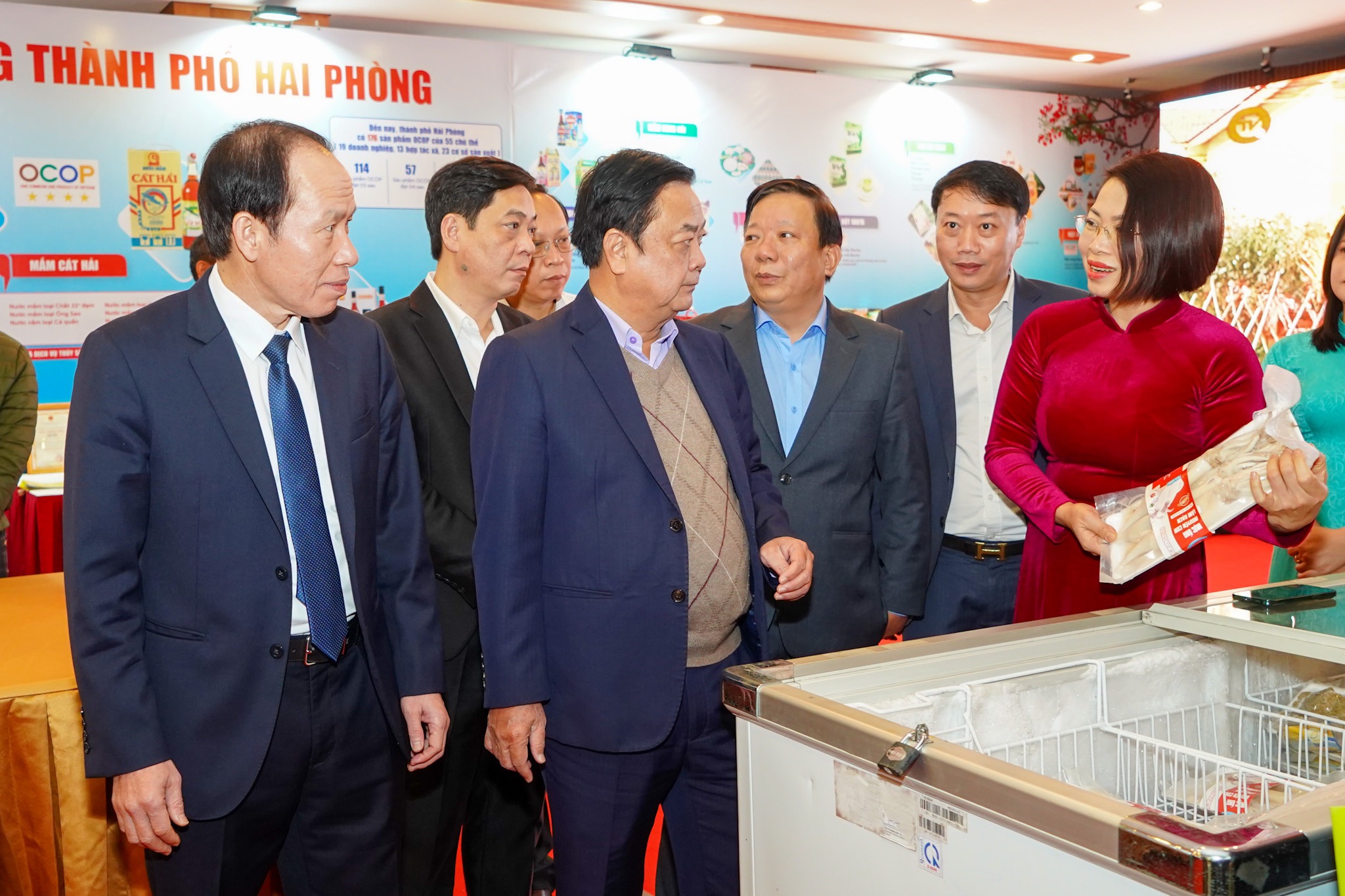 Bộ trưởng Lê Minh Hoan cùng lãnh đạo TP.Hải Phòng tham quan các gian hàng OCOP được trưng bày tại Hội nghị