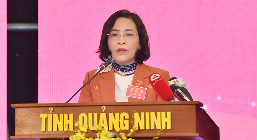Bà Nguyễn Thị Thanh, Trưởng Ban Công tác đại biểu, Phó Trưởng Ban Tổ chức Trung ương trình bày báo cáo tại Hội nghị