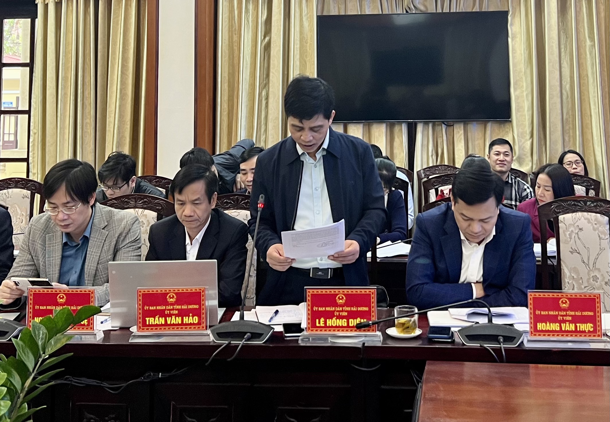 Đại diện Lãnh đạo Sở Kế hoạch và Đầu tư báo cáo tại phiên họp