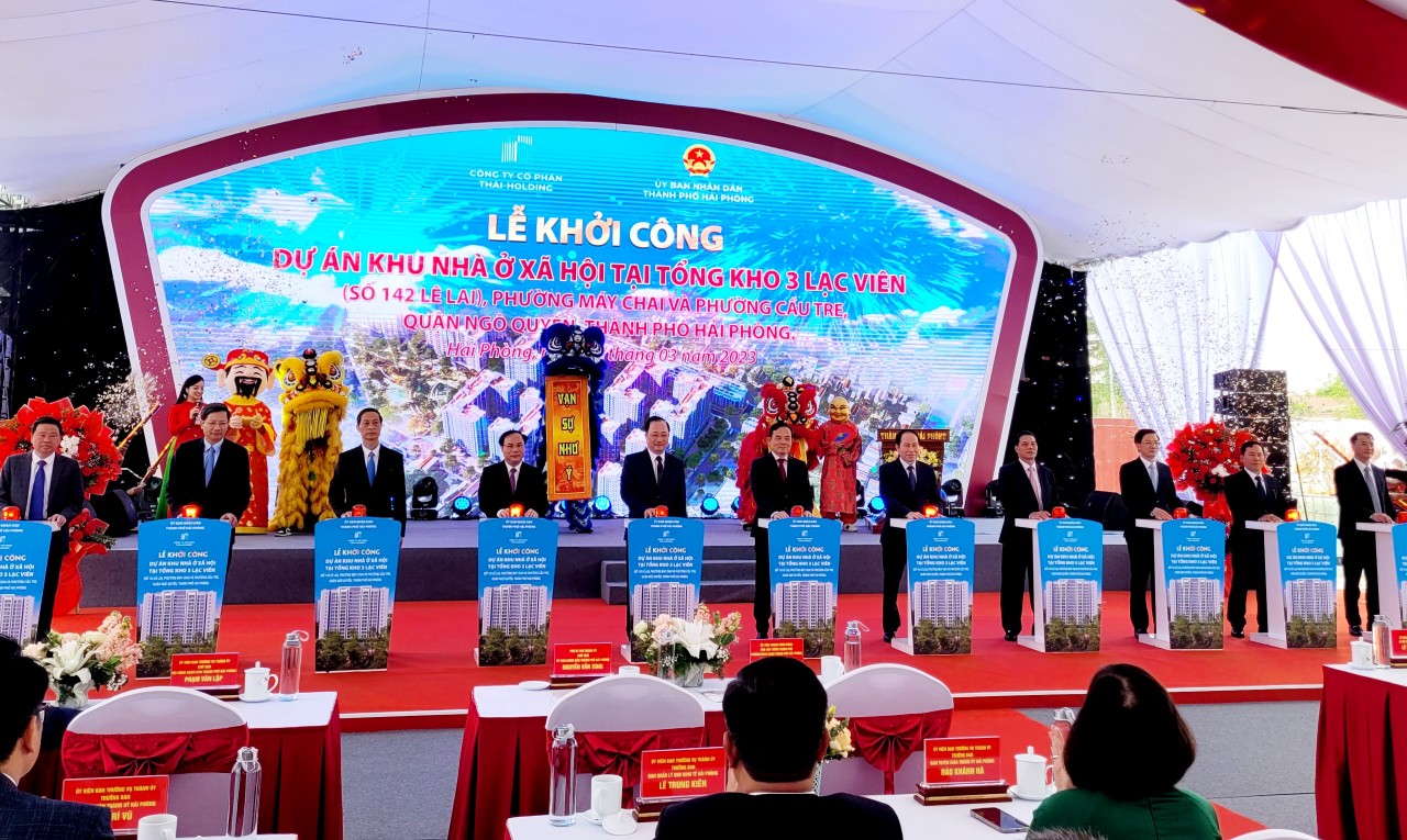 Phó Thủ tướng Chính phủ Trần Lưu Quang cùng lãnh đạo TP.Hải Phòng nhấn nút khởi công Dự án. Ảnh: Thanh Sơn