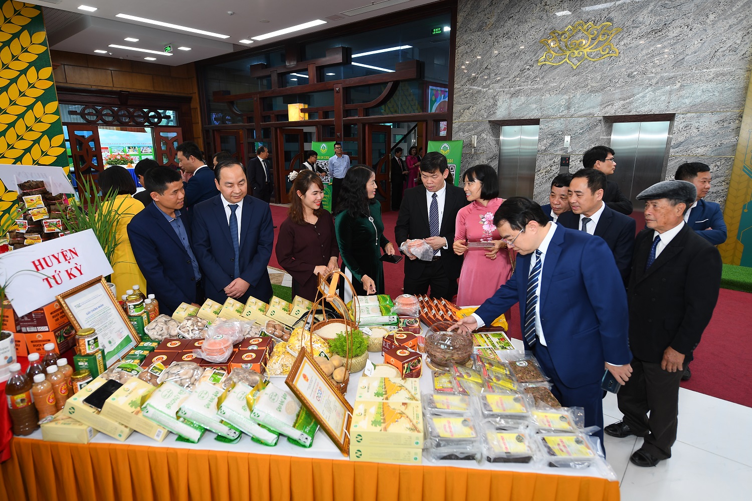 Các gian hàng trưng bày, giới thiệu sản phẩm tiêu biểu của tỉnh Hải Dương trong khuôn khổ Lễ công bố Quyết định công nhận tỉnh Hải Dương hoàn thành nhiệm vụ xây dựng nông thôn mới