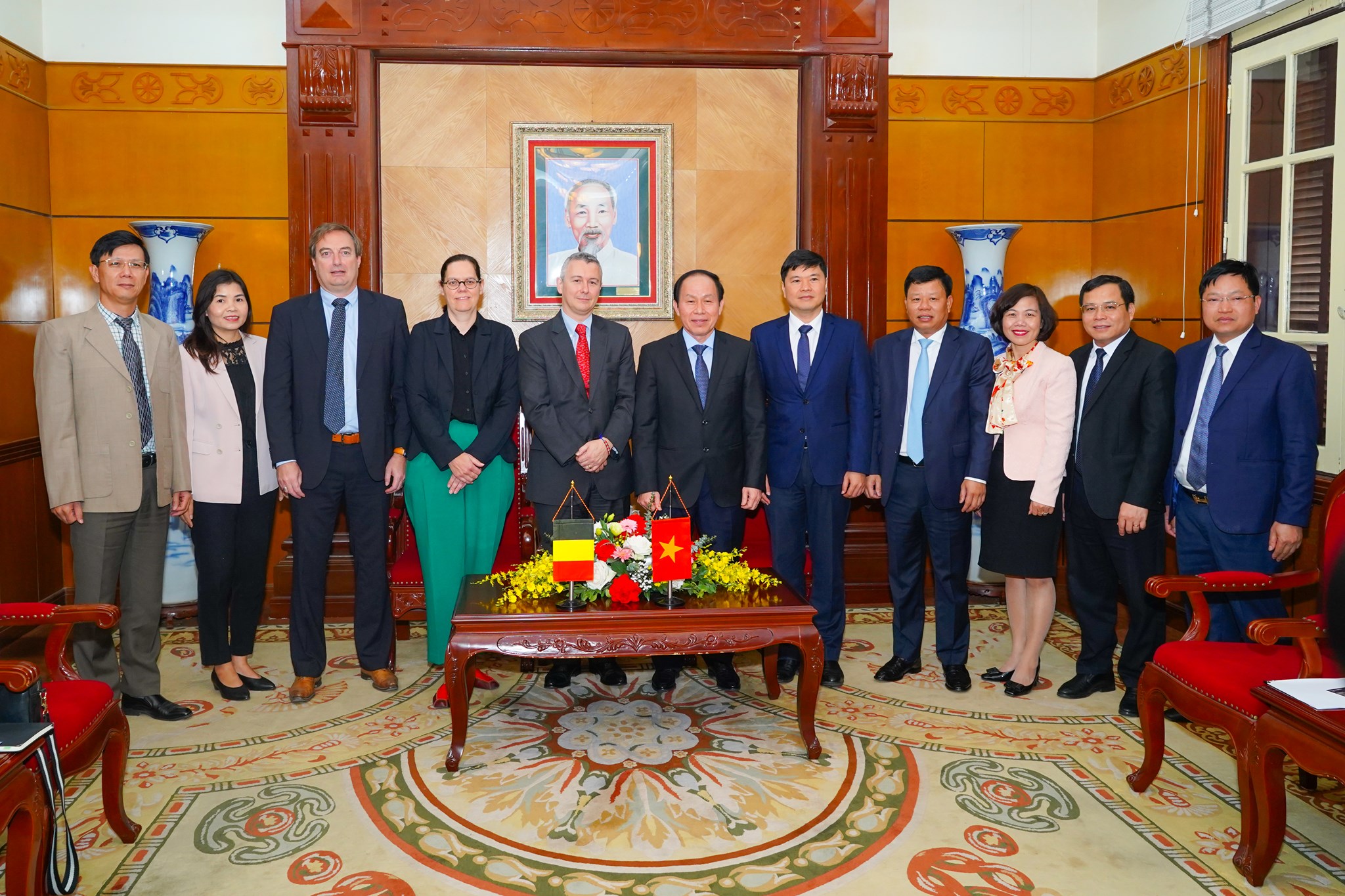 Đoàn công tác Đại sứ quán Vương quốc Bỉ tại Việt Nam và lãnh đạo thành phố Hải Phòng chụp ảnh lưu niệm. Ảnh: Đàm Thanh