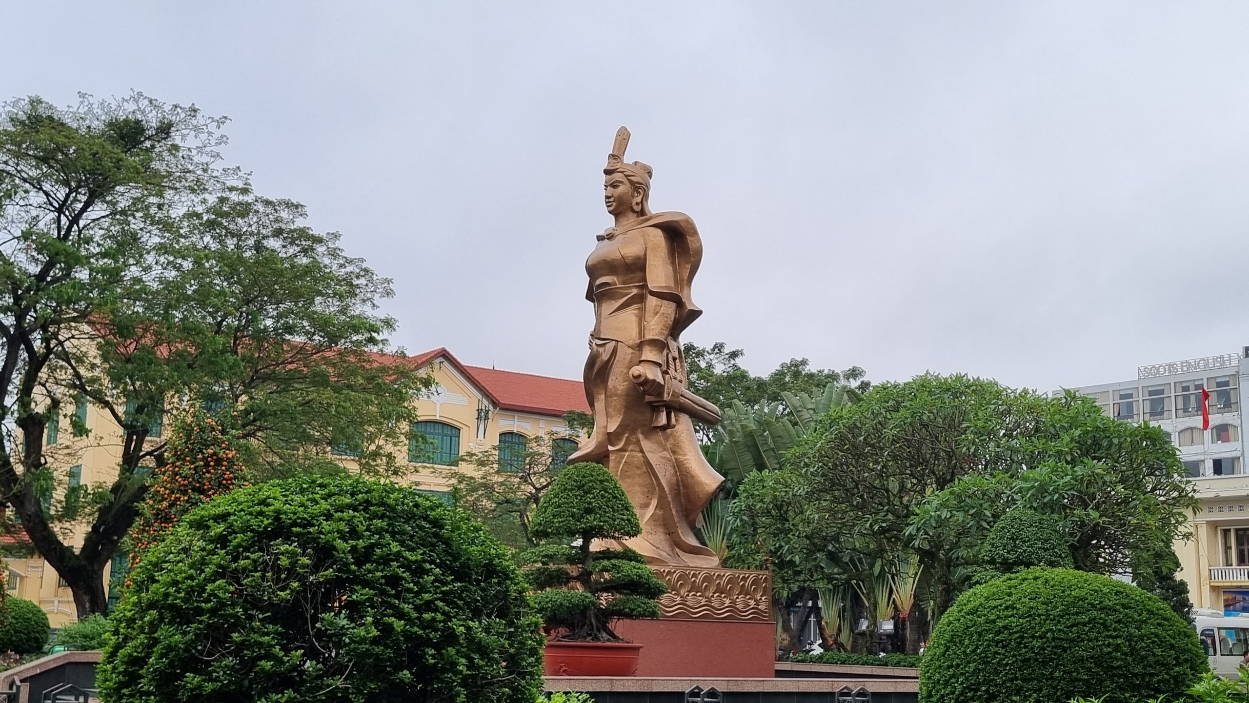 Tượng đài Nữ tướng Lê Chân không chỉ là điểm đến tâm linh nổi tiếng của người dân đất cảng và du khách, mà còn mang nhiều giá trị lịch sử, văn hóa