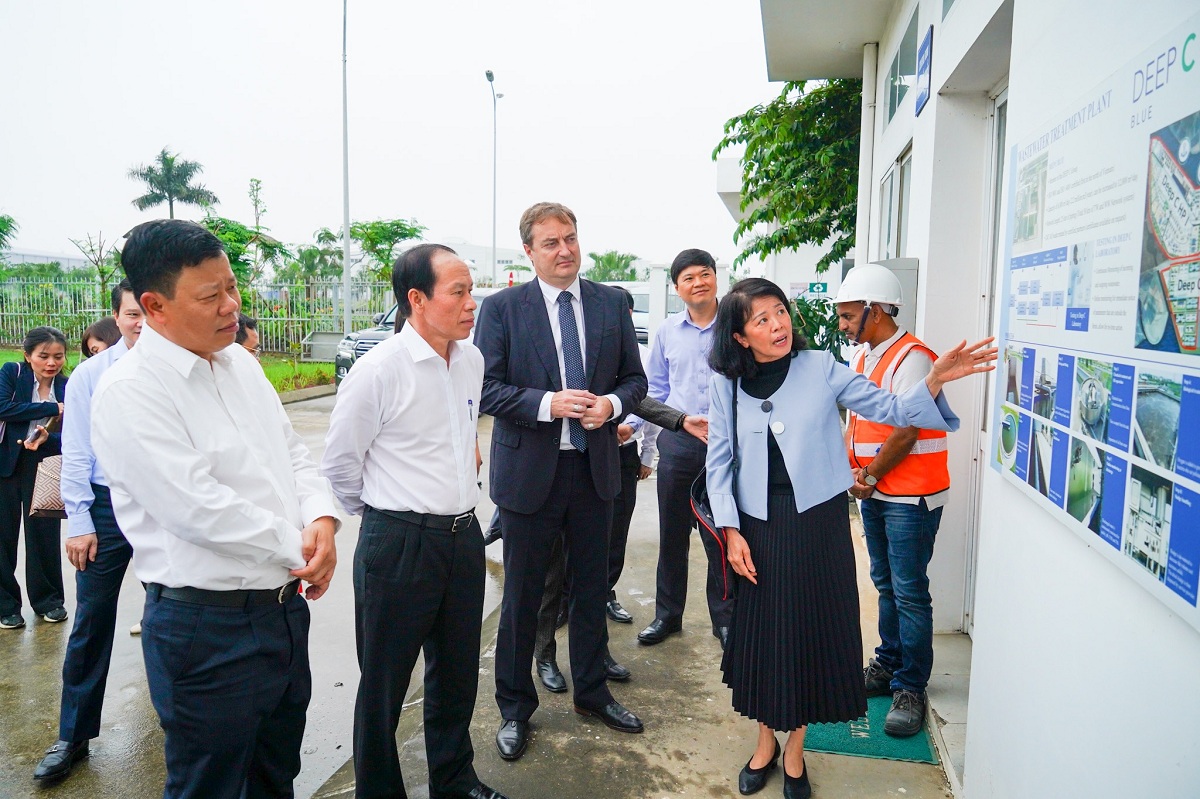 Bà Nguyễn Thị Tuyết Lan, Trưởng phòng Môi trường KCN DEEP C giới thiệu về quy trình xử lý nước thải tại nhà máy xử lý nước thải