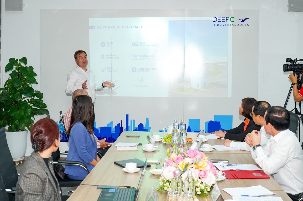 Ông Bruno Jaspeart, Tổng giám đốc Tổ hợp KCN DEEP C thông tin tại buổi làm việc
