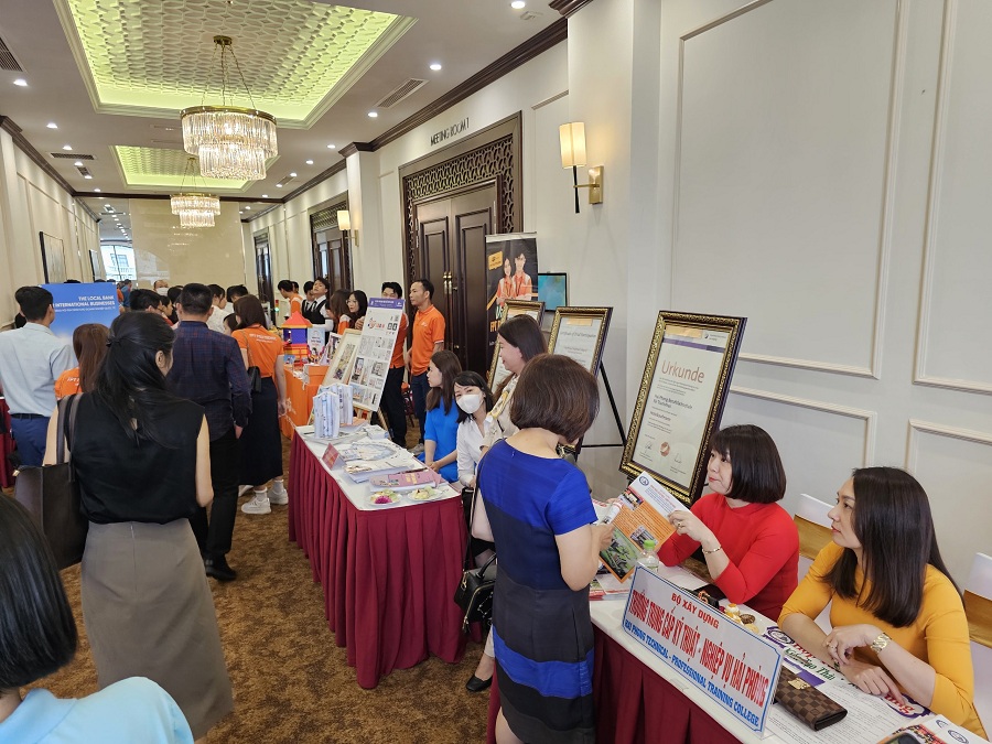 Các đại biểu tham quan các bàn trưng bày, giới thiệu sản phẩm của các trường Đại học, THPT và các cơ sở đào tạo trên địa bàn Thành phố