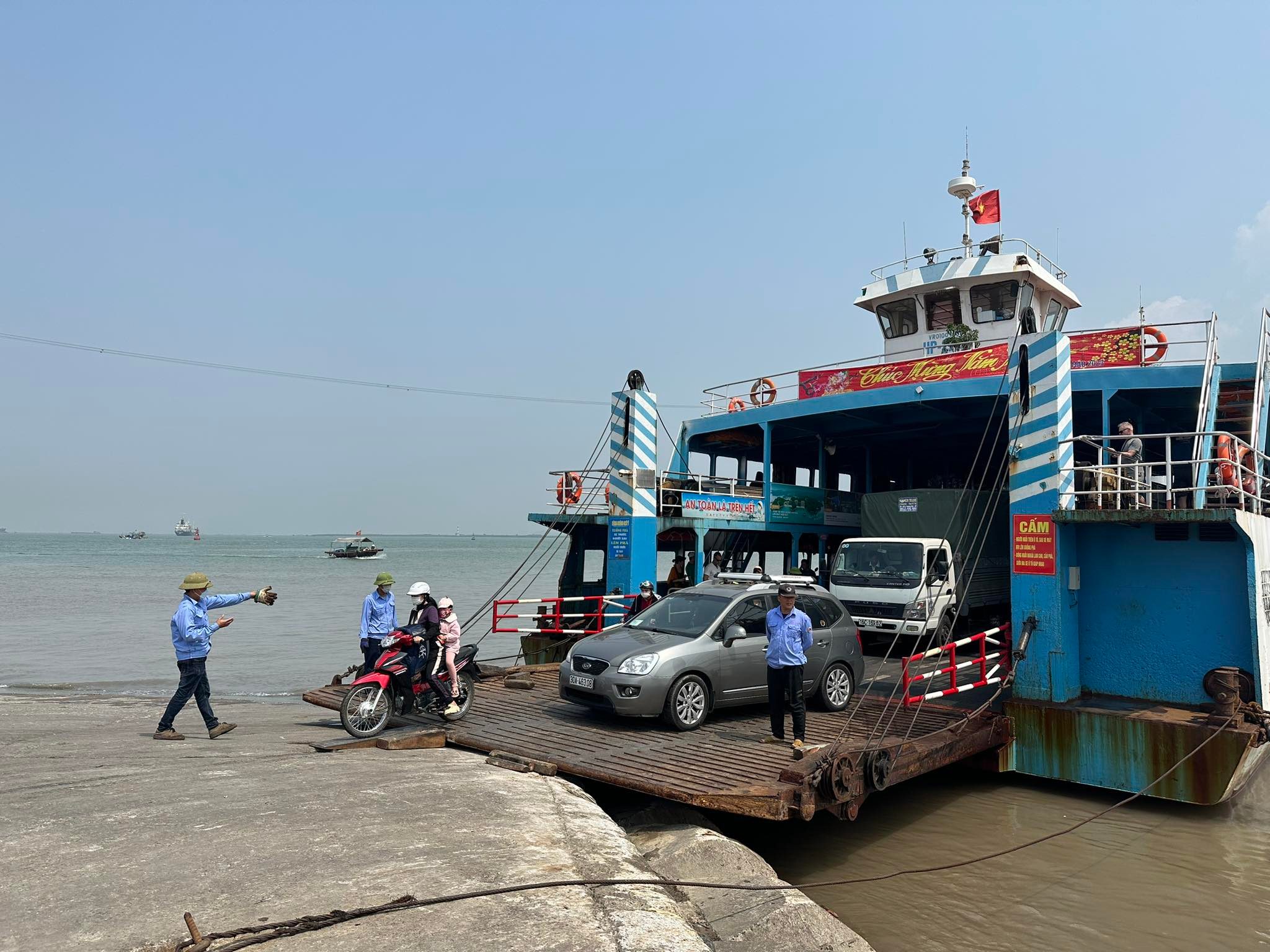 Bến phà Gót, huyện Cát Hải ra đảo Cát Bà. Ảnh: Thanh Sơn
