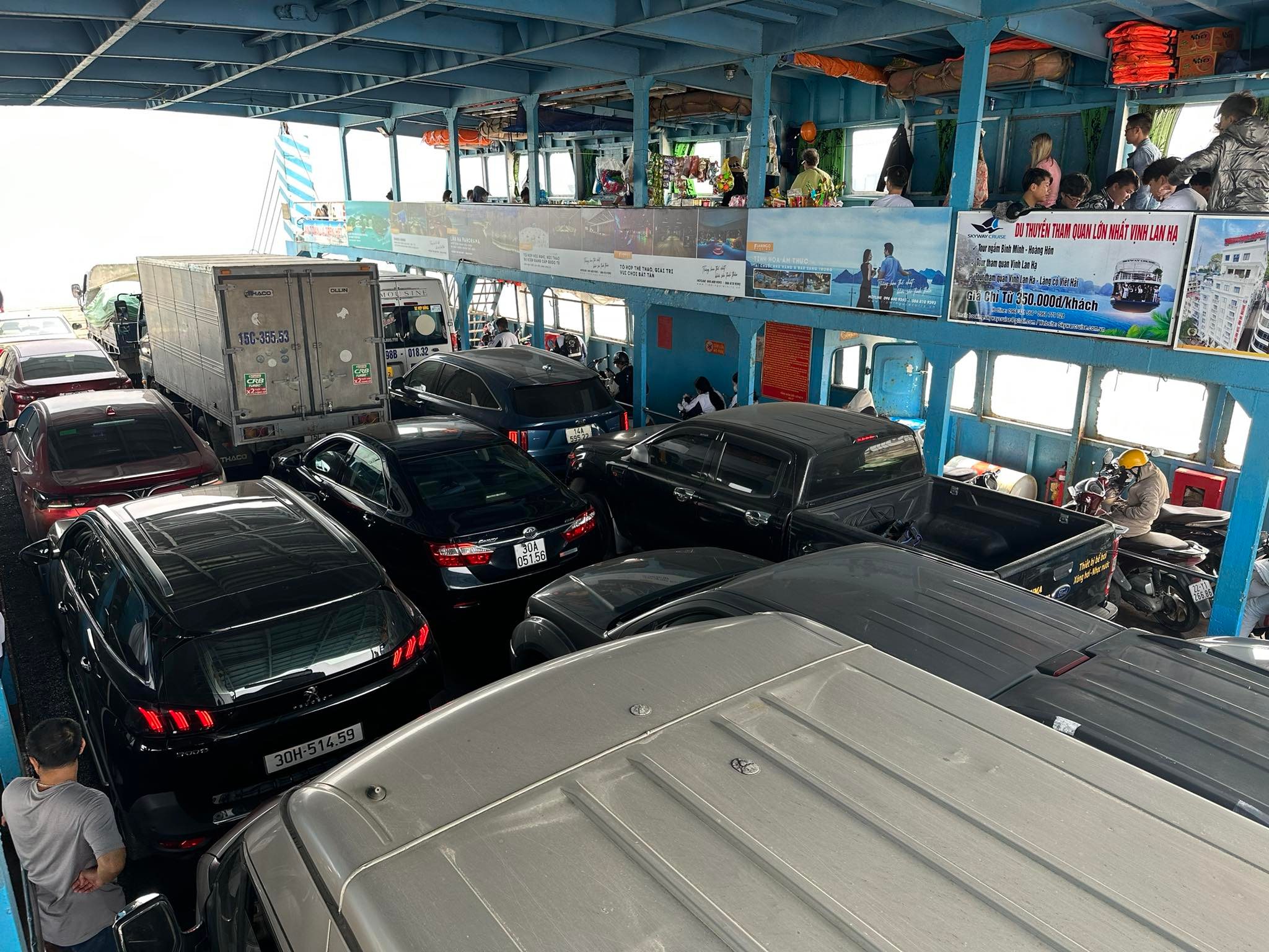 Từ ngày 30-4 đến hết 3-5 và các ngày nghỉ cuối tuần, Hải Phòng sẽ tạm dừng vận chuyển ô tô con, xe tải qua bến phà Gót để sang đảo Cát Bà. Ảnh: Thanh Sơn