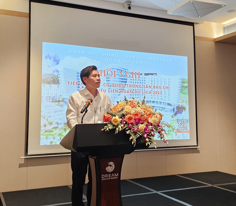 Ông Phạm Hoàng Tuấn, Phó Chủ tịch UBND quận Đồ Sơn thông tin về 6 hoạt động tại Liên hoan Du lịch Đồ Sơn năm 2023. Ảnh: Thanh Sơn