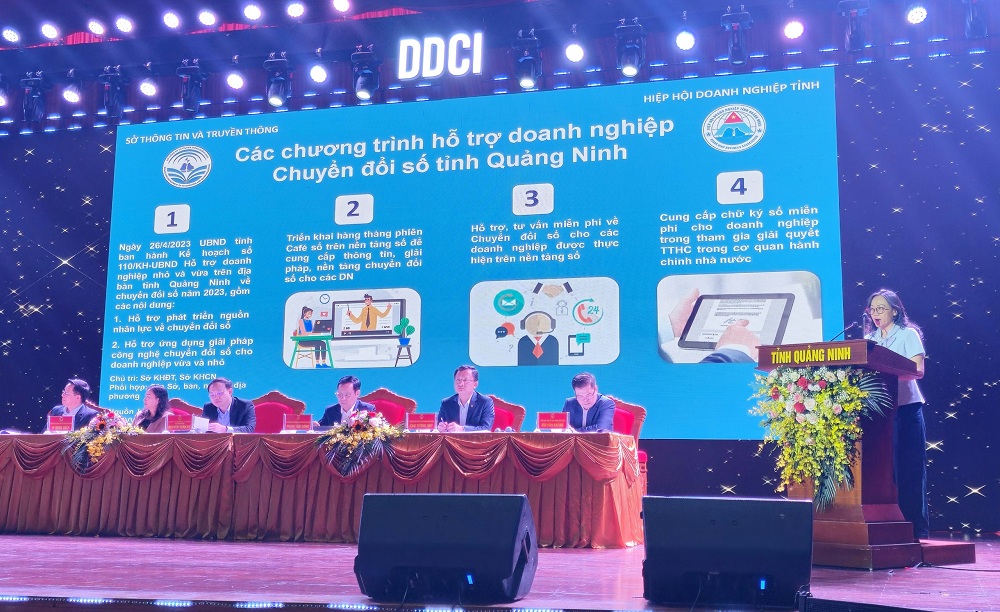 Bà Lê Ngọc Hân, Giám đốc Sở Thông tin và Truyền thông tỉnh Quảng Ninh công bố các chương trình hỗ trợ, tư vấn doanh nghiệp chuyển đổi số. Ảnh: Thanh Sơn